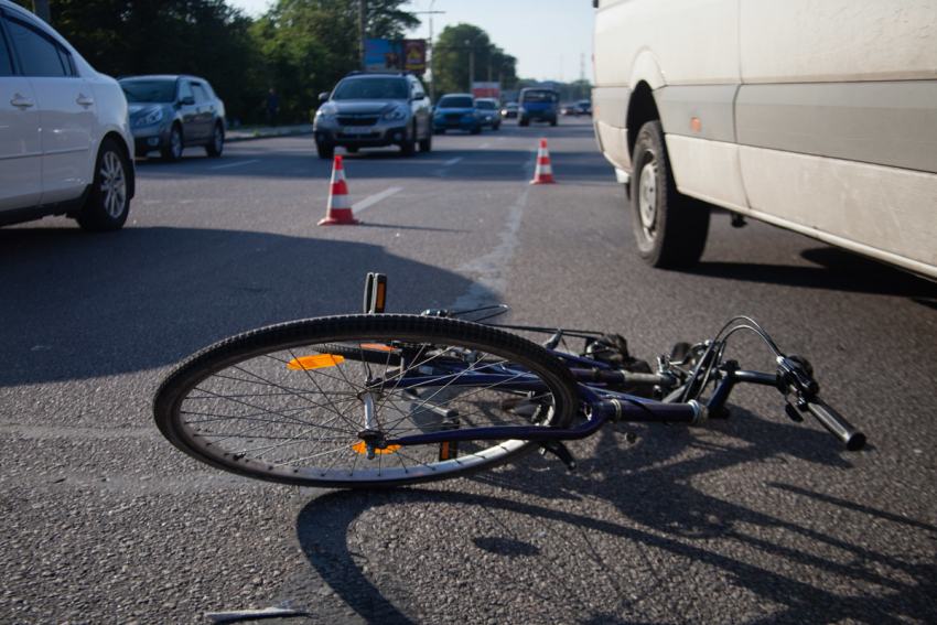На перекрёстке в Анапе легковушка сбила пенсионера на велосипеде