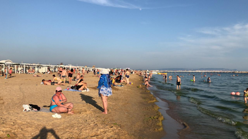 Отдыхающие начали заполнять пляжи в Анапе