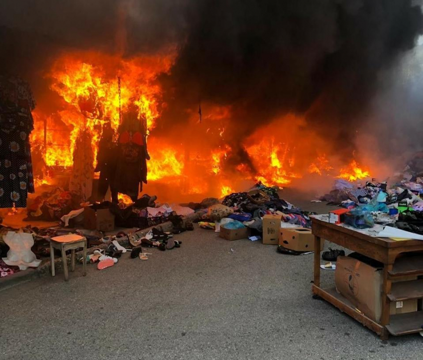 В Геленджике страшный пожар на центральном рынке, а в Анапе - высокая пожароопасность