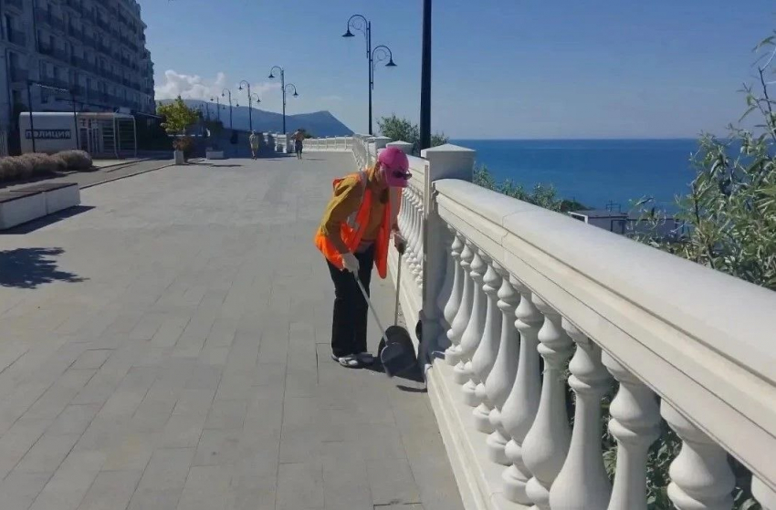 В Анапе усилили уборку набережной и курортных зон