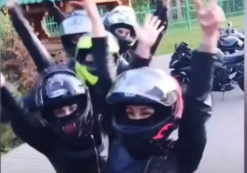 Анапские байкерши запустили в социальных сетях весёлый челлендж