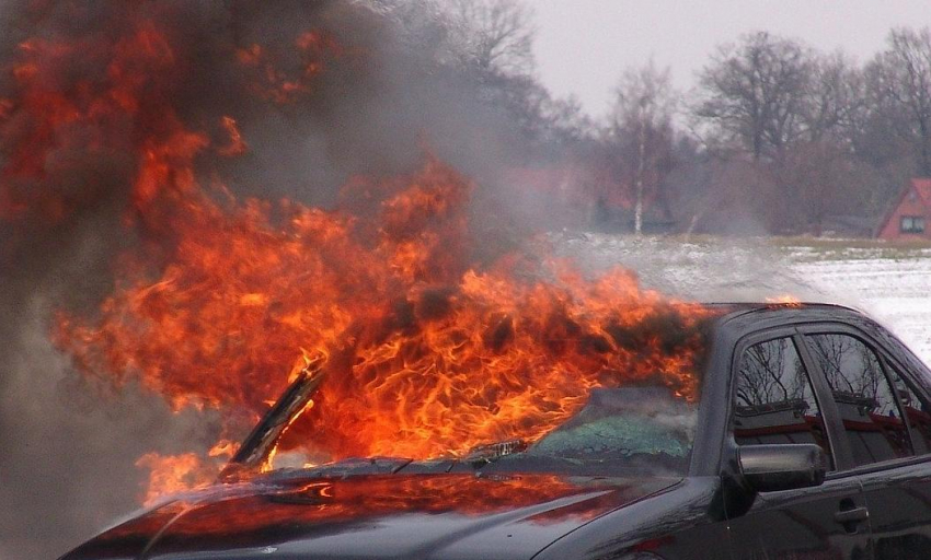 В Анапе возле «Красной площади» полностью сгорел автомобиль 