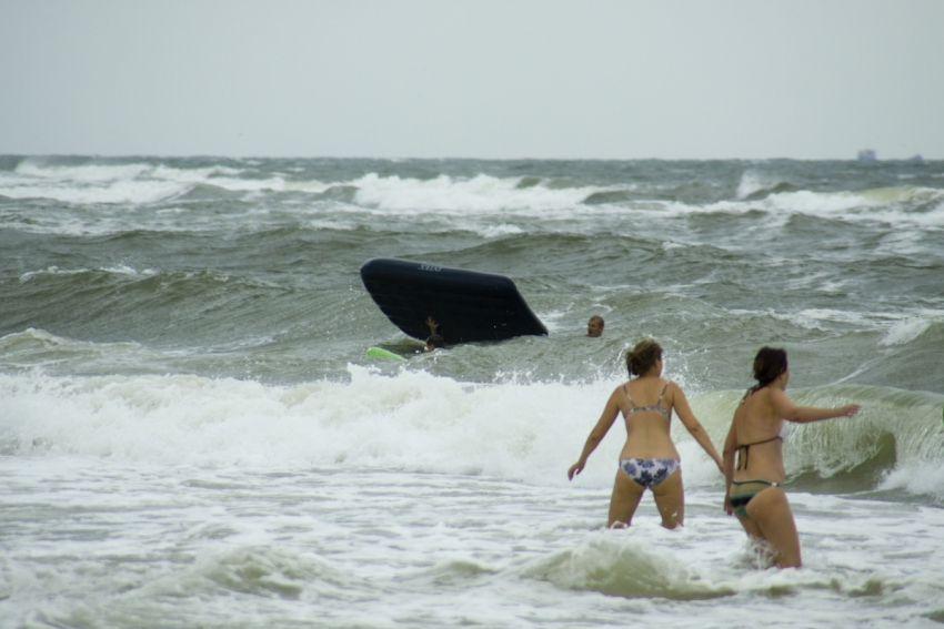 Шторм купание. Люди купаются в шторм. Купание в волнах. Уносит в море с пляжа. Купаться невозможно волны.