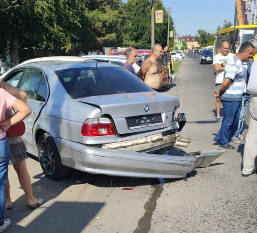 В Анапе байкер влетел в «БМВ", а в Сукко мужчину зажало под «МАЗом"