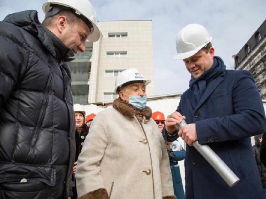 В Анапе сегодня заложили капсулу с посланием потомкам и вакциной «Спутник V»