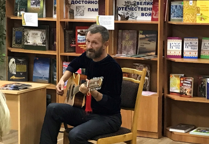 В Анапе прошёл творческий вечер барда и поэта Николая Чавдаря