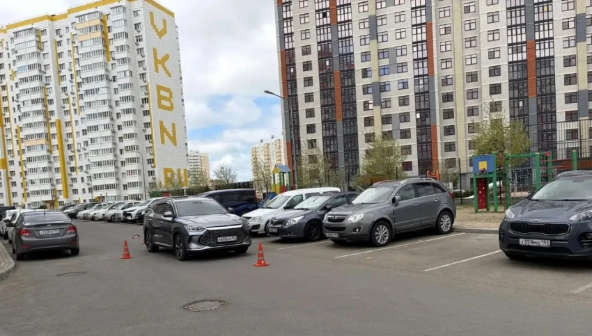 В Анапе водитель сбил ребёнка во дворе жилого дома