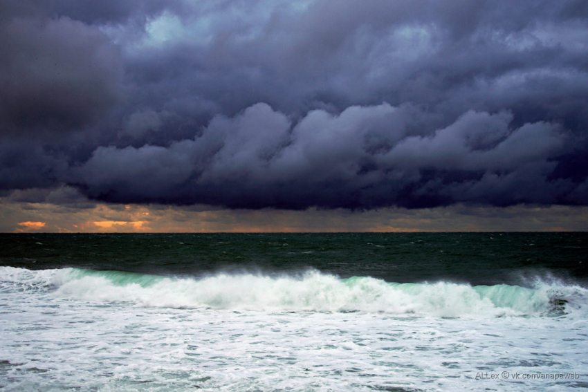 В Анапе снова опасно купаться: штормовое предупреждение