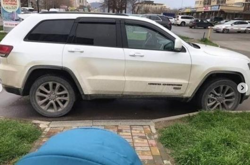 В Анапе автоледи на джипе наказали за неправильную парковку