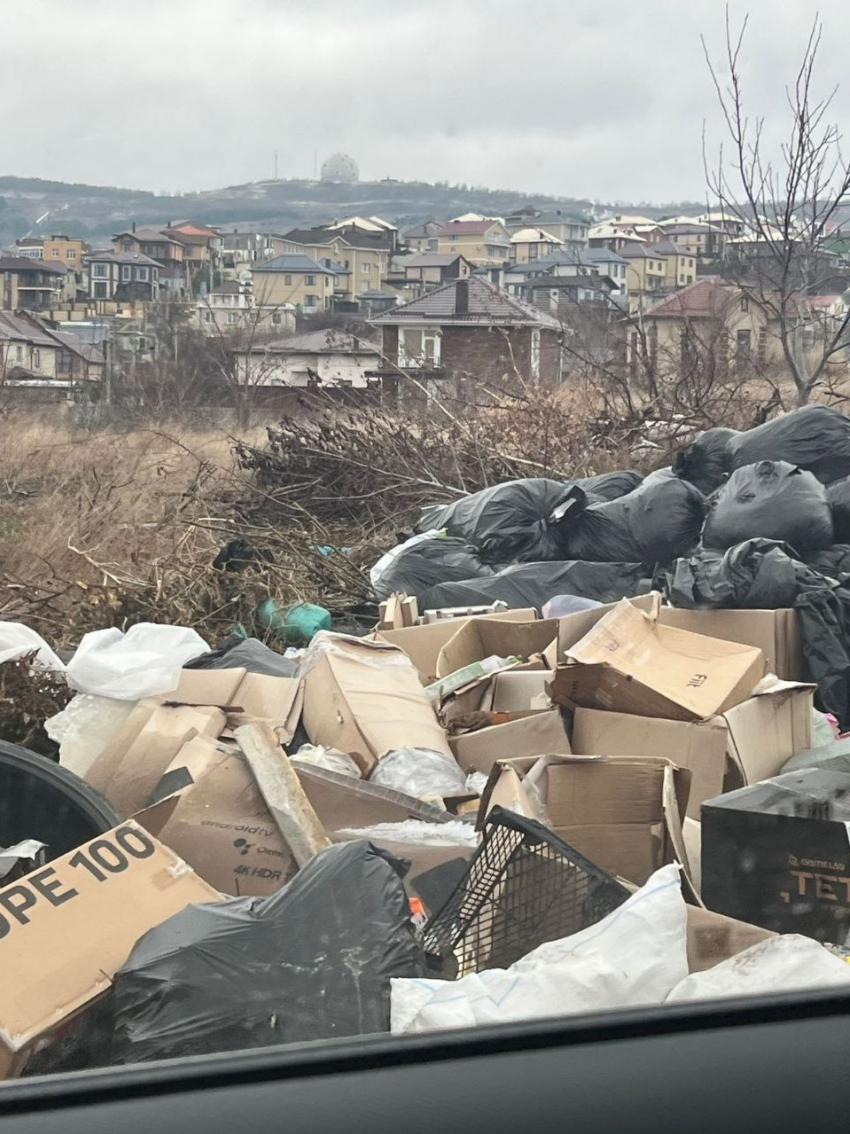 В селе Супсех все еще не убрали гигантскую свалку 