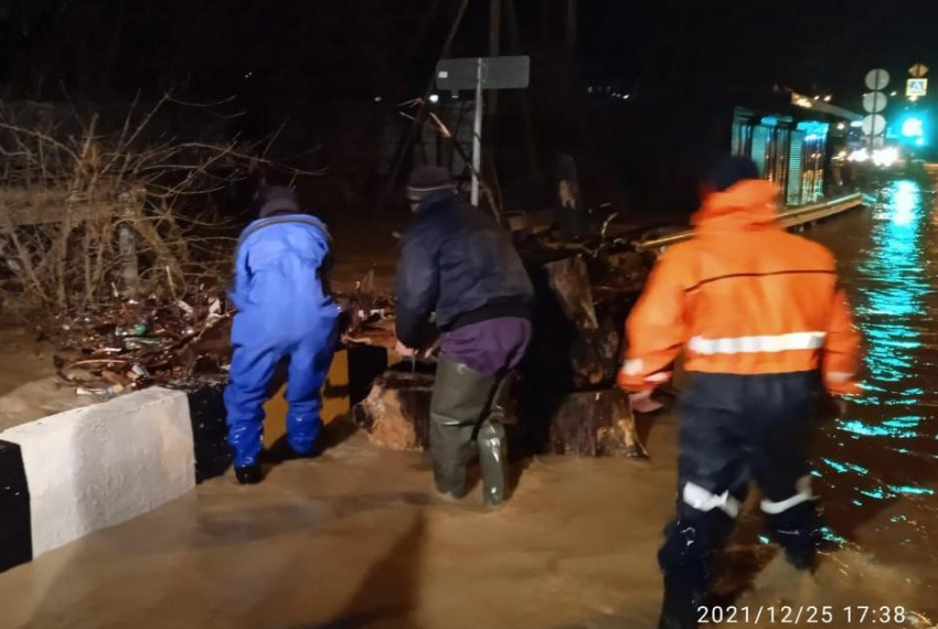 В Сукко под Анапой река вышла из берегов, но угрозы подтопления жилых домов нет