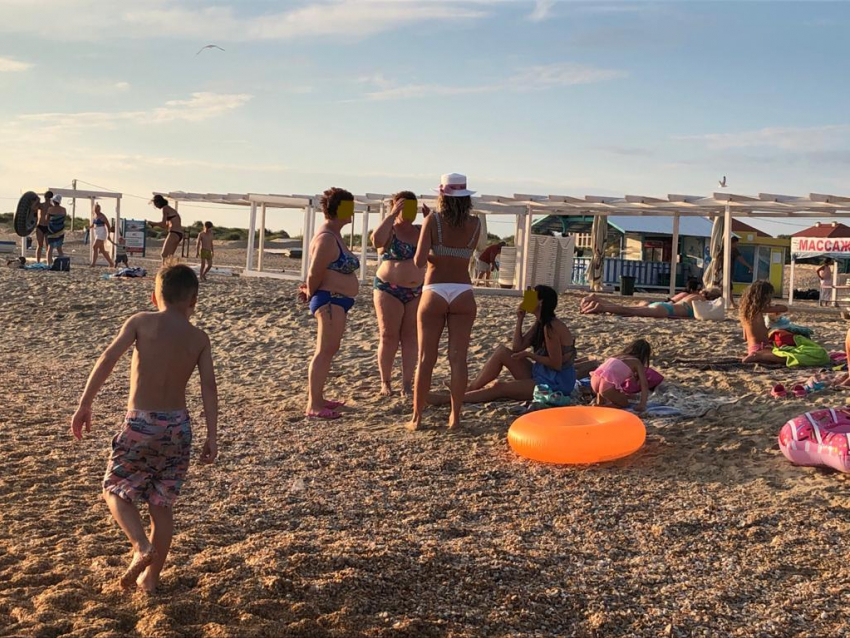 Туристам, приезжающим в Анапу не угодишь, то море холодное, то цветёт от жары