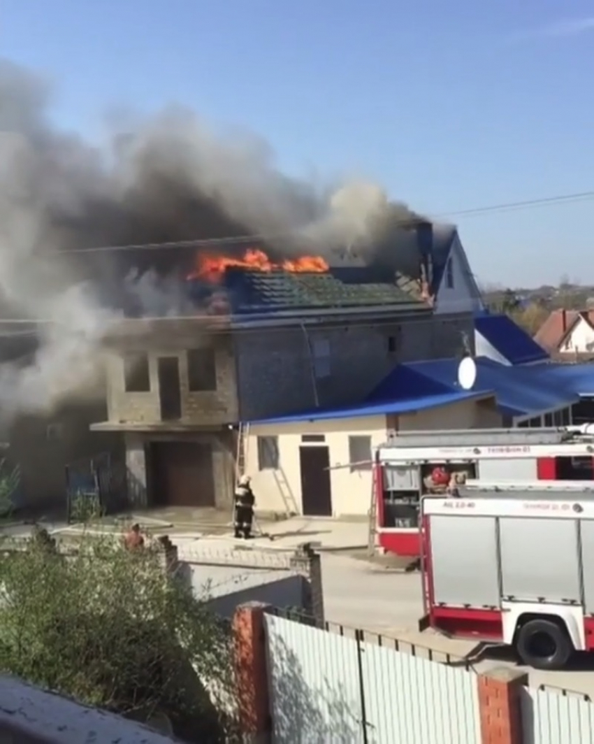 Сильное пламя охватило частный дом в станице Анапской