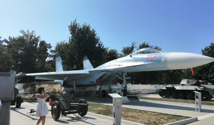  В Анапе подсветили военную технику: парк теперь можно посещать и вечером!