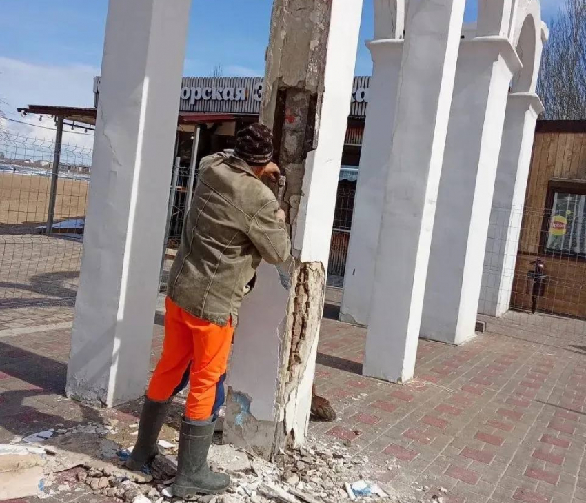 На Центральном пляже Анапы начали ремонт знаменитой арки