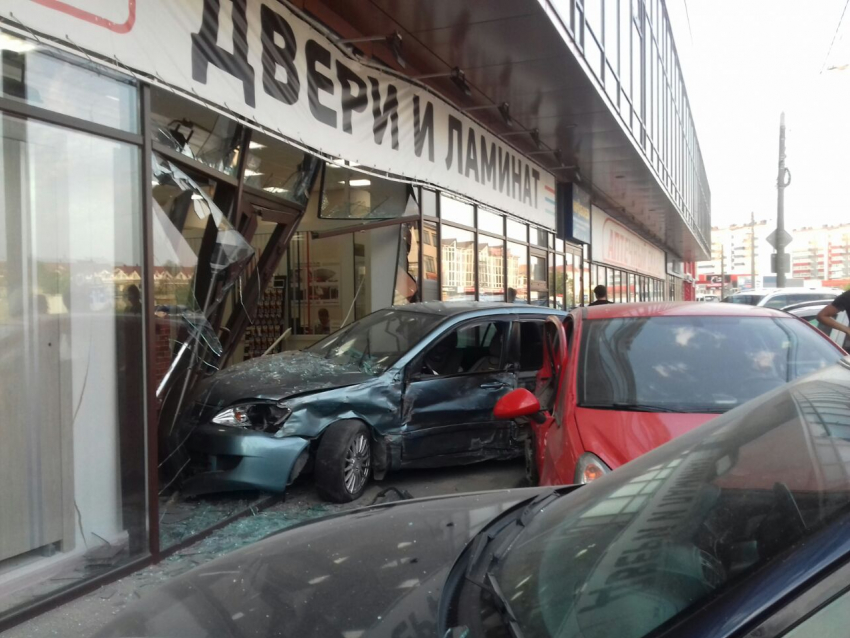 Страшная авария в Анапе, иномарка влетела в витрину магазина
