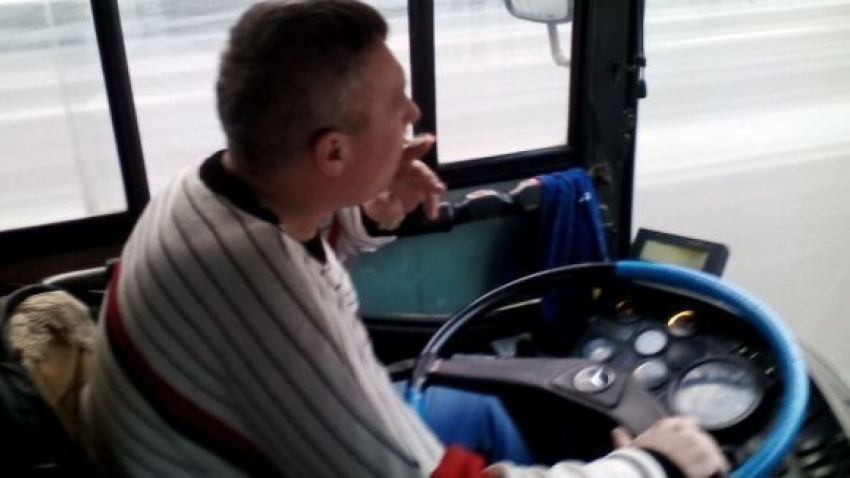 Курящий водитель маршрутки мучает жительницу Анапы