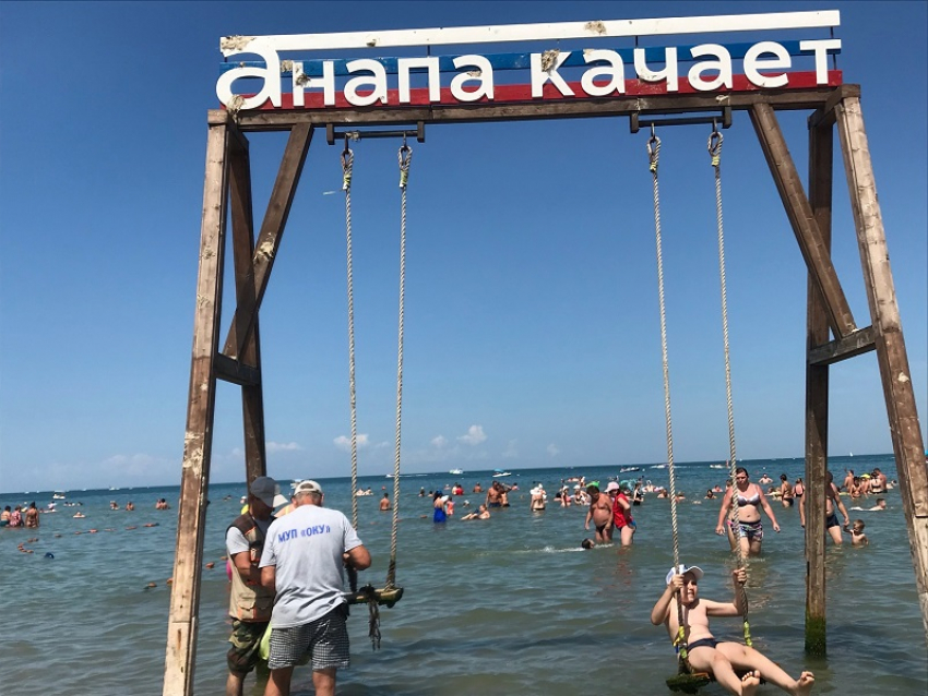 В День качания на качелях в Анапе солнечно и жарко