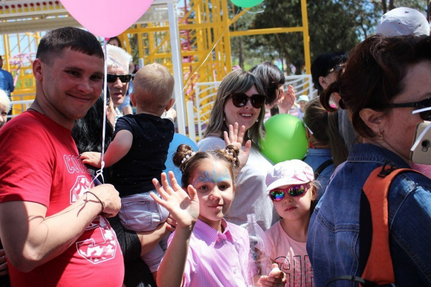 Первые посетители прокатились на 70-метровом колесе обозрения в Анапе