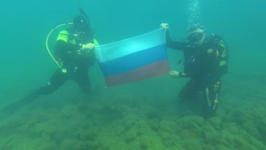 В Анапе сегодня развернули флаг России на дне Чёрного моря
