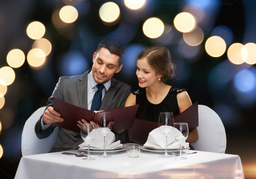 Бесплатный романтический ужин за столиком с видом на море всего за одно фото
