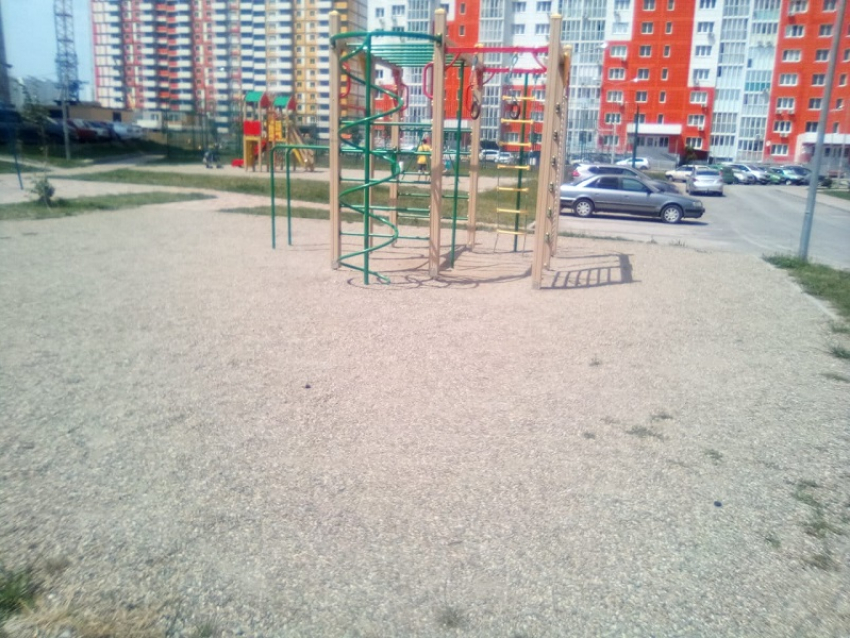 Александра Смирнова считает, что покрытие детских площадок в Анапе не безопасное