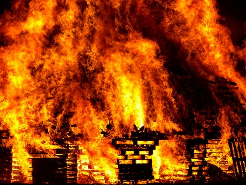 Пожар в Анапской: хозяев чудом не оказалось в горящем помещении