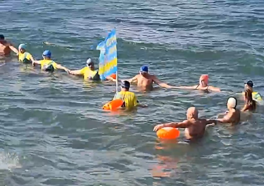 Моржи Анапы устроили праздничный заплыв