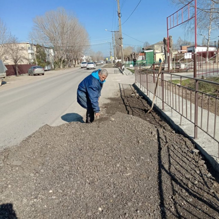 В Цибанобалке под Анапой жители сами ремонтируют дороги