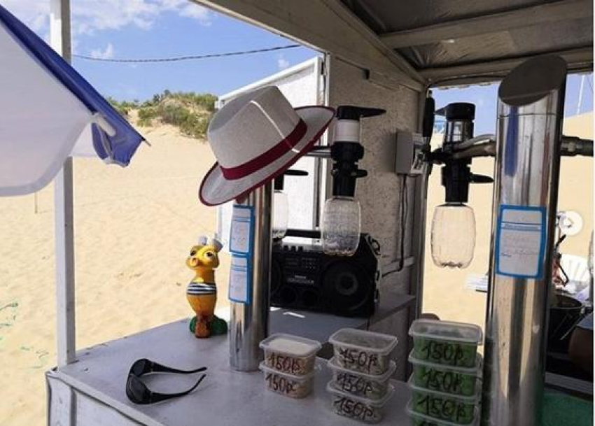 На пляже в Анапе с торговой точки полицейские изъяли более 200 литров алкоголя