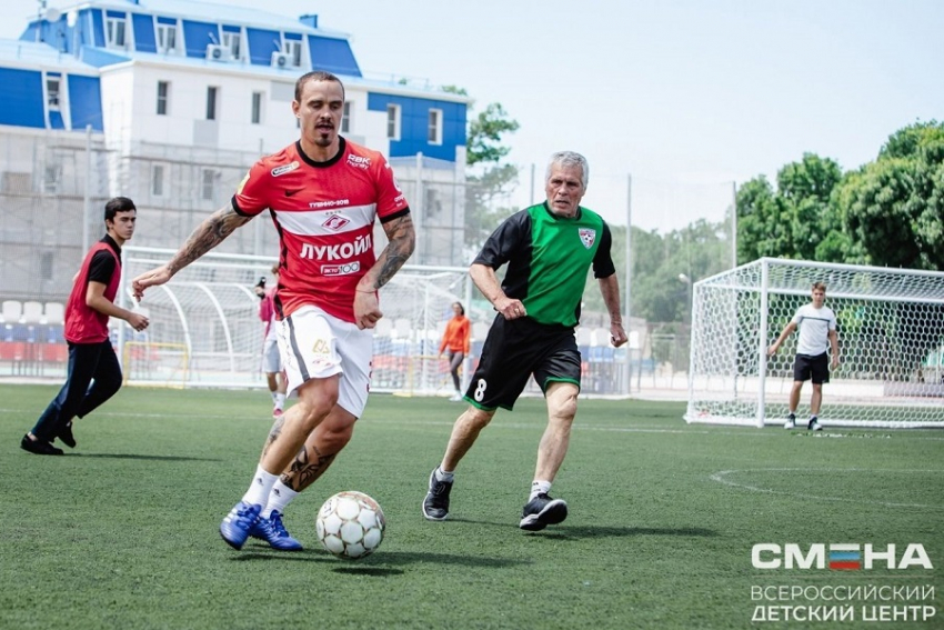 В Анапе юные спортсмены сыграли в футбол с защитником «Спартака» Андреем Ещенко
