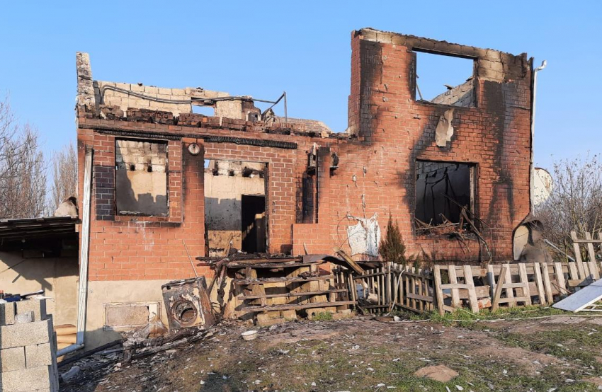 В Чеконе сгорел дом, а в Анапе подожгли гараж