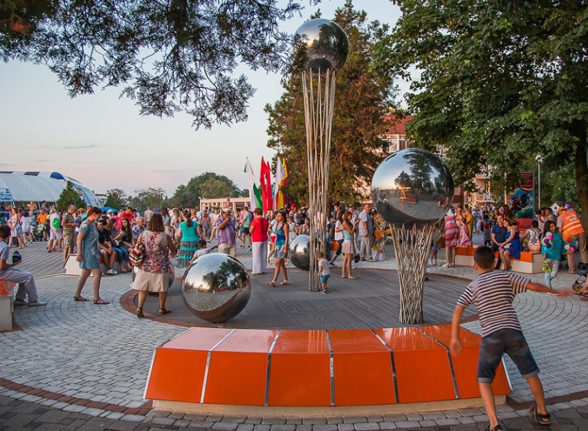 13 июня 2015 года был открыт фонтан «Жемчужина Анапы»