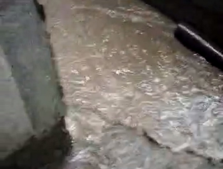 В Пятихатках уложили тротуар с нарушениями, теперь дом Майи Сергейчик топит вода