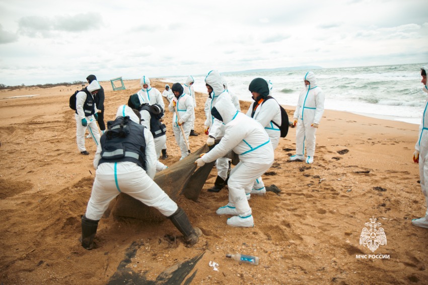 Спасатели МЧС обследовали 400 метров пляжа на Бугазской косе: мазута нет