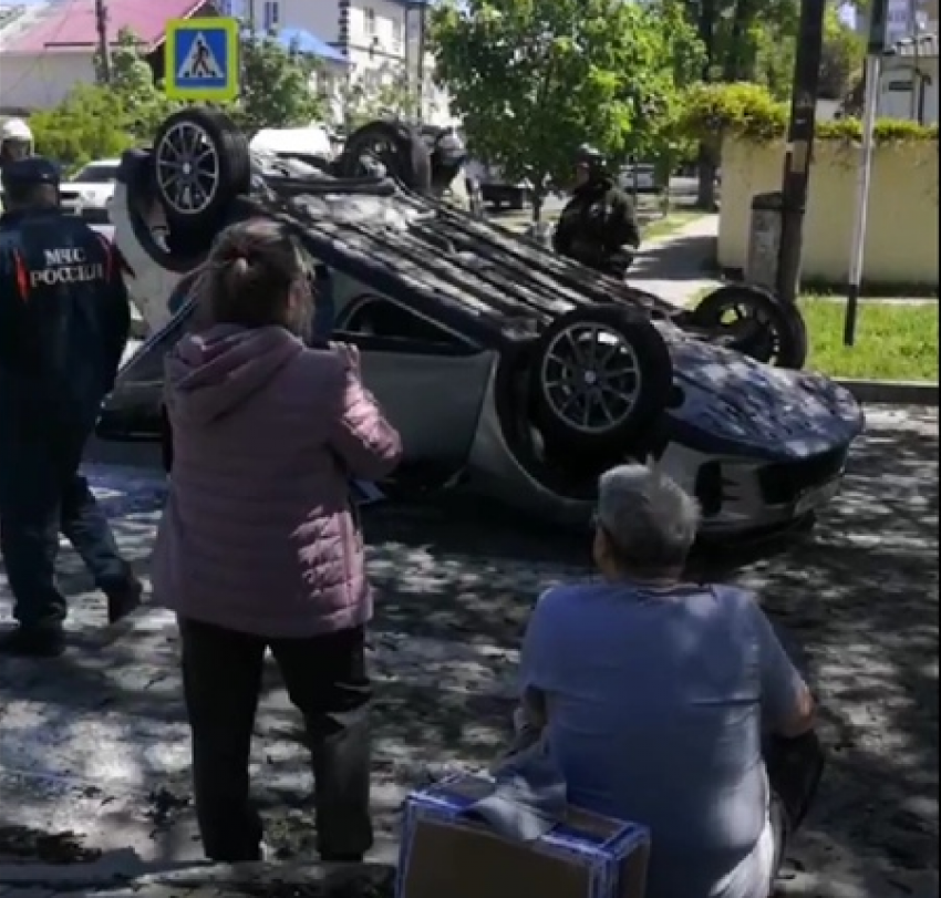 После жесткого ДТП в Анапе легковушка перевернулась на крышу 