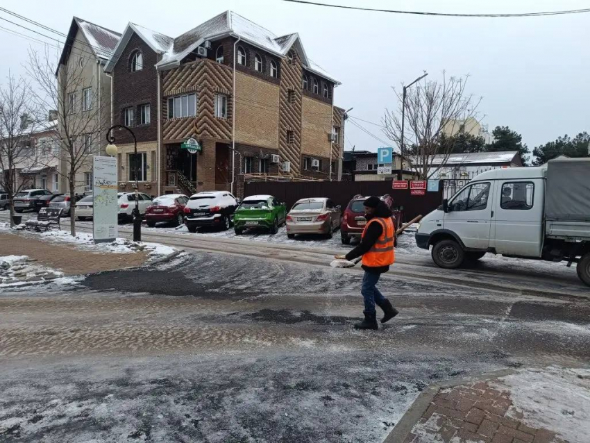 Уже более 70 тонн противогололедных реагентов рассыпали на дорогах и тротуарах Анапы