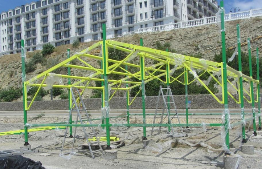Спортплощадку стоимостью 4 млн рублей продолжают строить у пляжа в Анапе