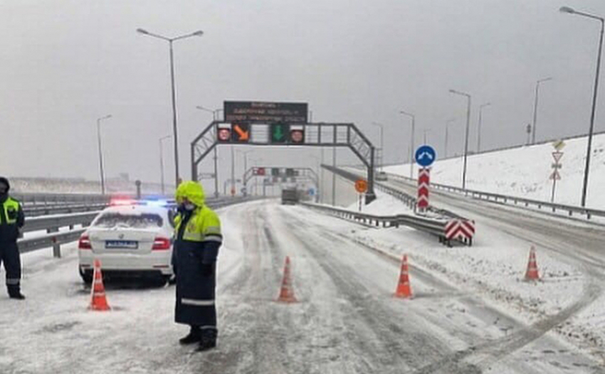 В Анапе снега нет, а Крымский мост перекрыли из-за снегопада