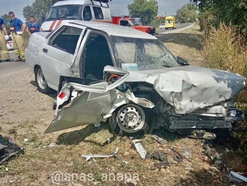 На трассе под Анапой в результате ДТП женщину зажало в автомобиле