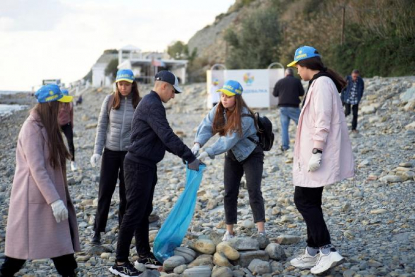 Студенты в Анапе собрали 19 мешков с мусором на береговой полосе