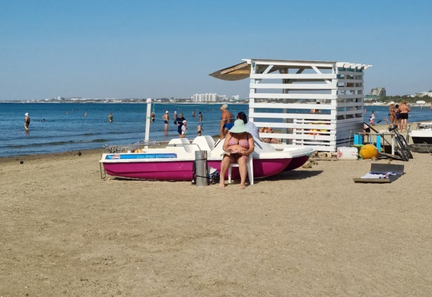 Анапа ловит последние теплые деньки: на пляжах курорта остались самые стойкие отдыхающие