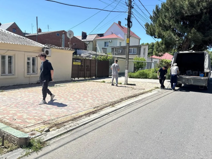 Власти Анапы усилили контроль за незаконными парковочными ограждениями