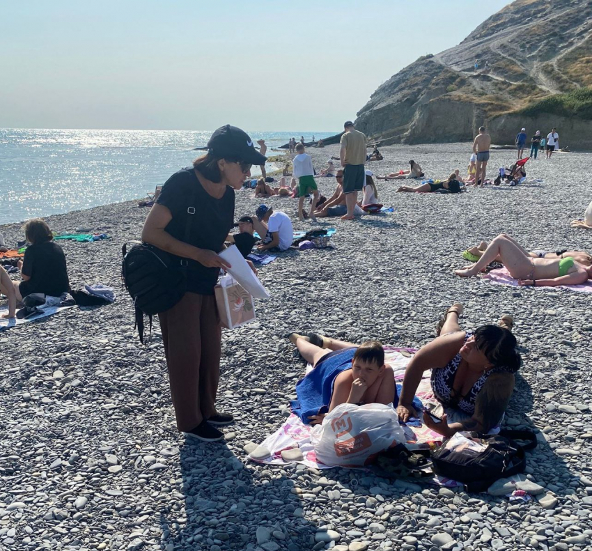 Туристы уже на пляжах: в Анапе проводят разъяснительные беседы с отдыхающими 