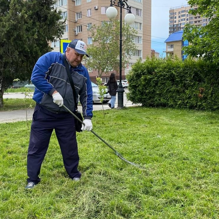 В Анапе в сквере Павла Саркисьяна организовали субботник