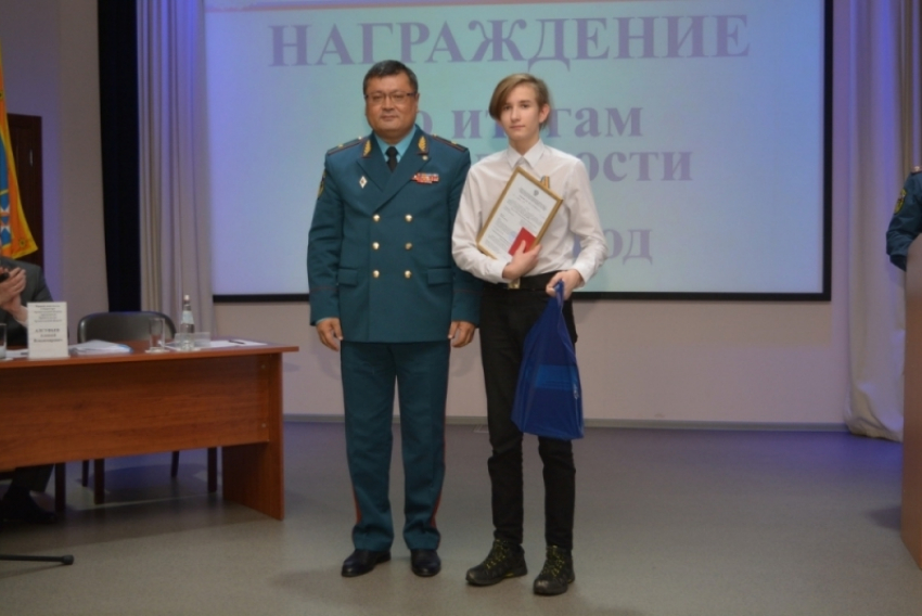 В Архангельске наградили школьника, который спас ребёнка в Анапе 
