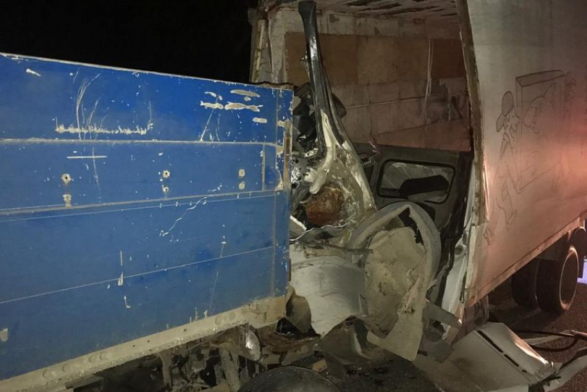 Водитель грузовика и его 8-летняя пассажирка погибли в жестком ДТП недалеко от Анапы