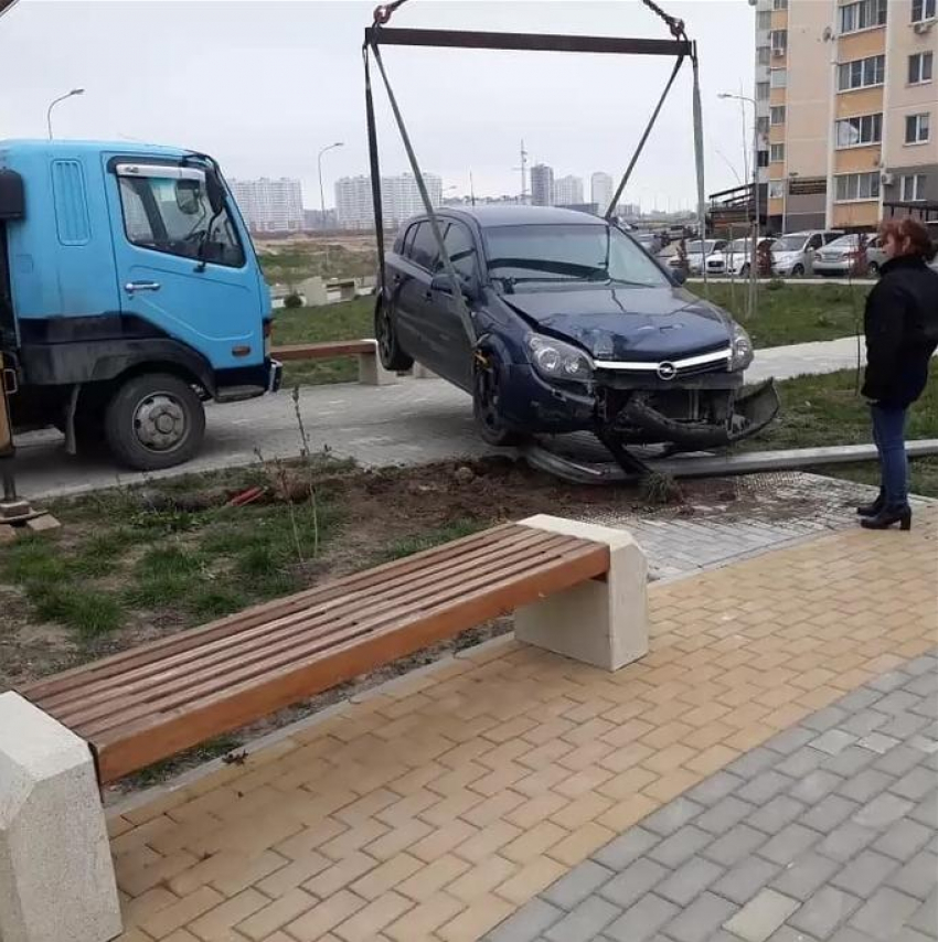 В Анапе автоледи перепутала педали и снесла столб