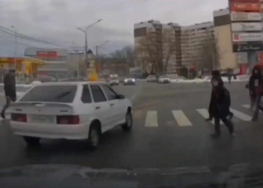 В Анапе 20-летний водитель проехал зебру в опасной близости к пешеходам (Видео)