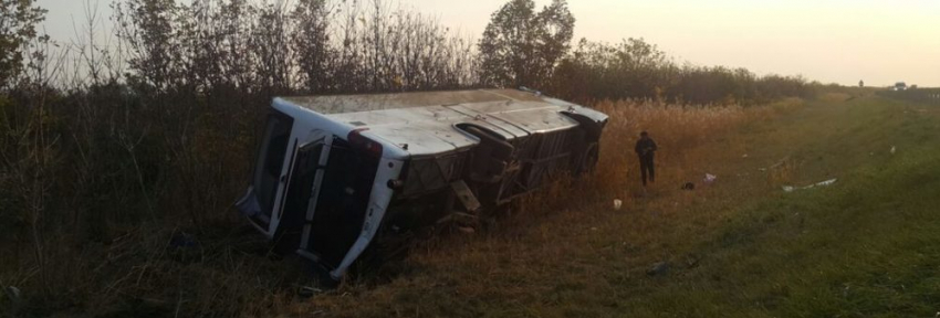 Есть пострадавшие: автобус из Анапы перевернулся в кювет на трассе «Кавказ»
